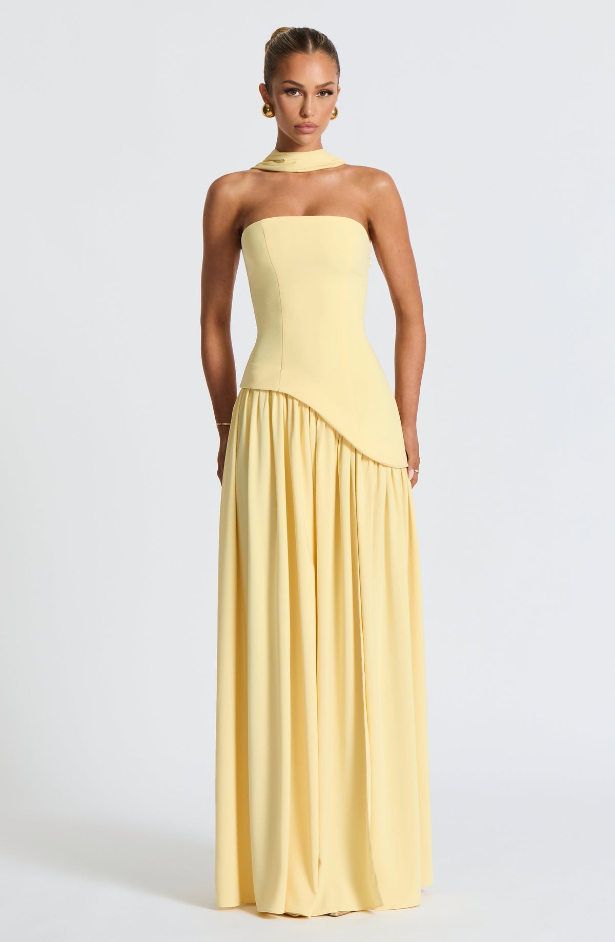 Maliyah | Vestido largo strapless con pañuelo en amarillo