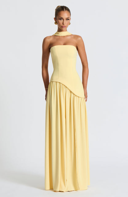 Maliyah | Vestido largo strapless con pañuelo en amarillo