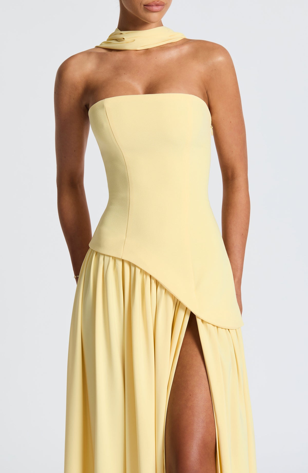 Maliyah | Vestido largo strapless con pañuelo en amarillo