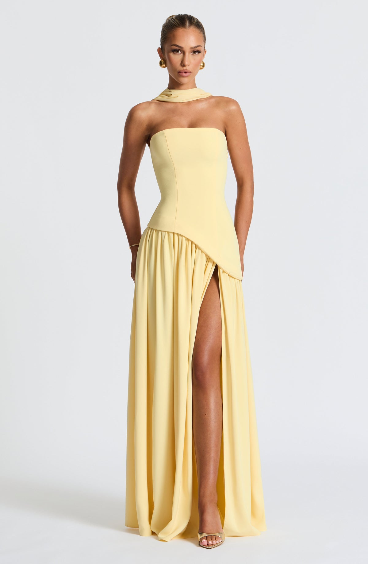 Maliyah | Vestido largo strapless con pañuelo en amarillo