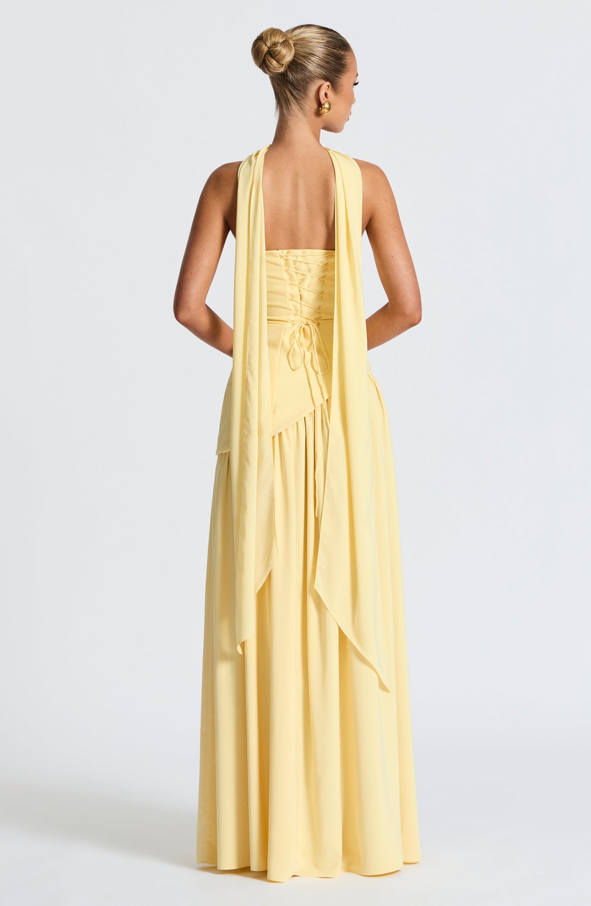 Maliyah | Vestido largo strapless con pañuelo en amarillo