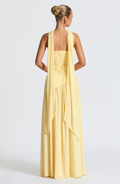 Maliyah | Vestido largo strapless con pañuelo en amarillo