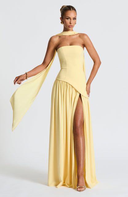Maliyah | Vestido largo strapless con pañuelo en amarillo