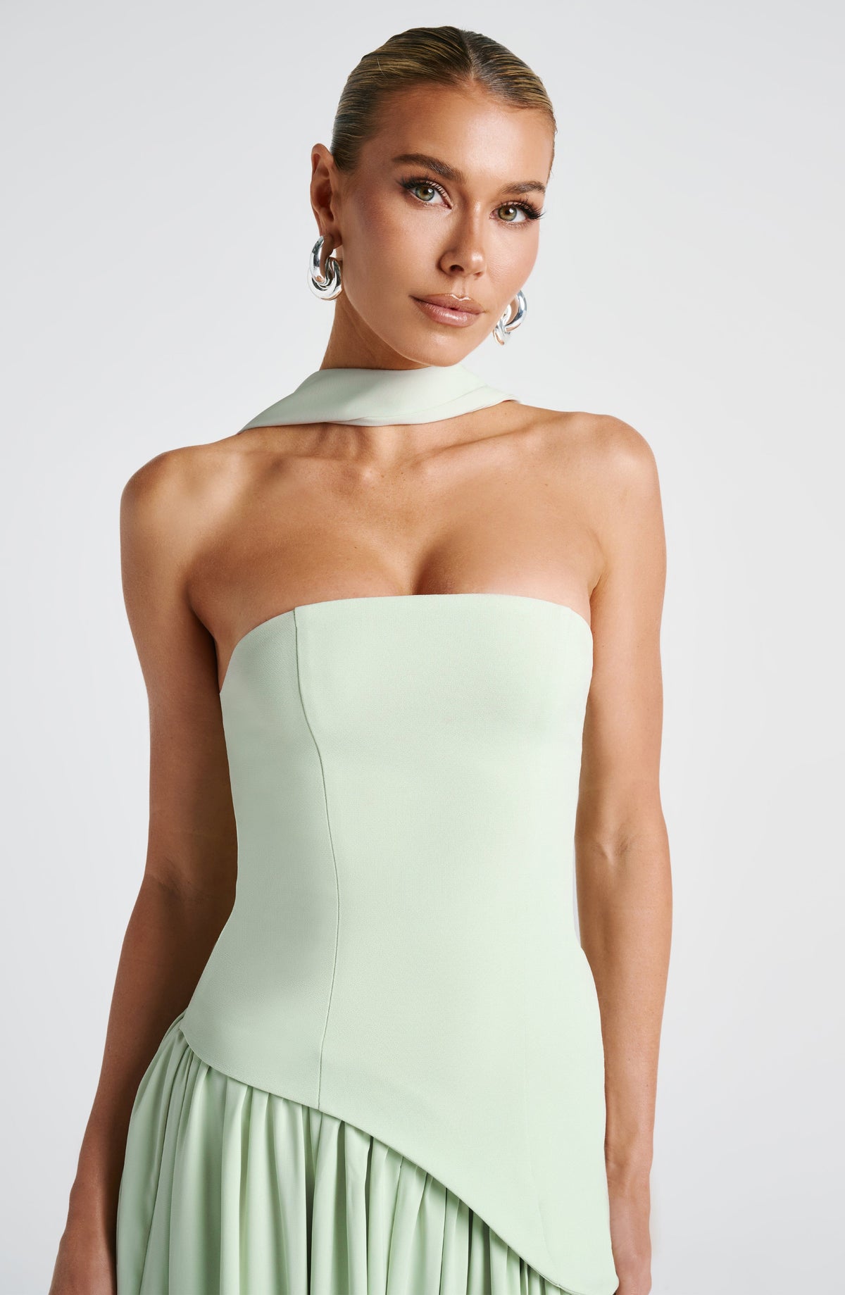 Maliyah | Vestido largo strapless con pañuelo en menta