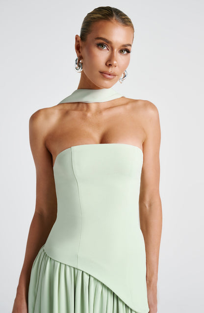 Maliyah | Vestido largo strapless con pañuelo en menta