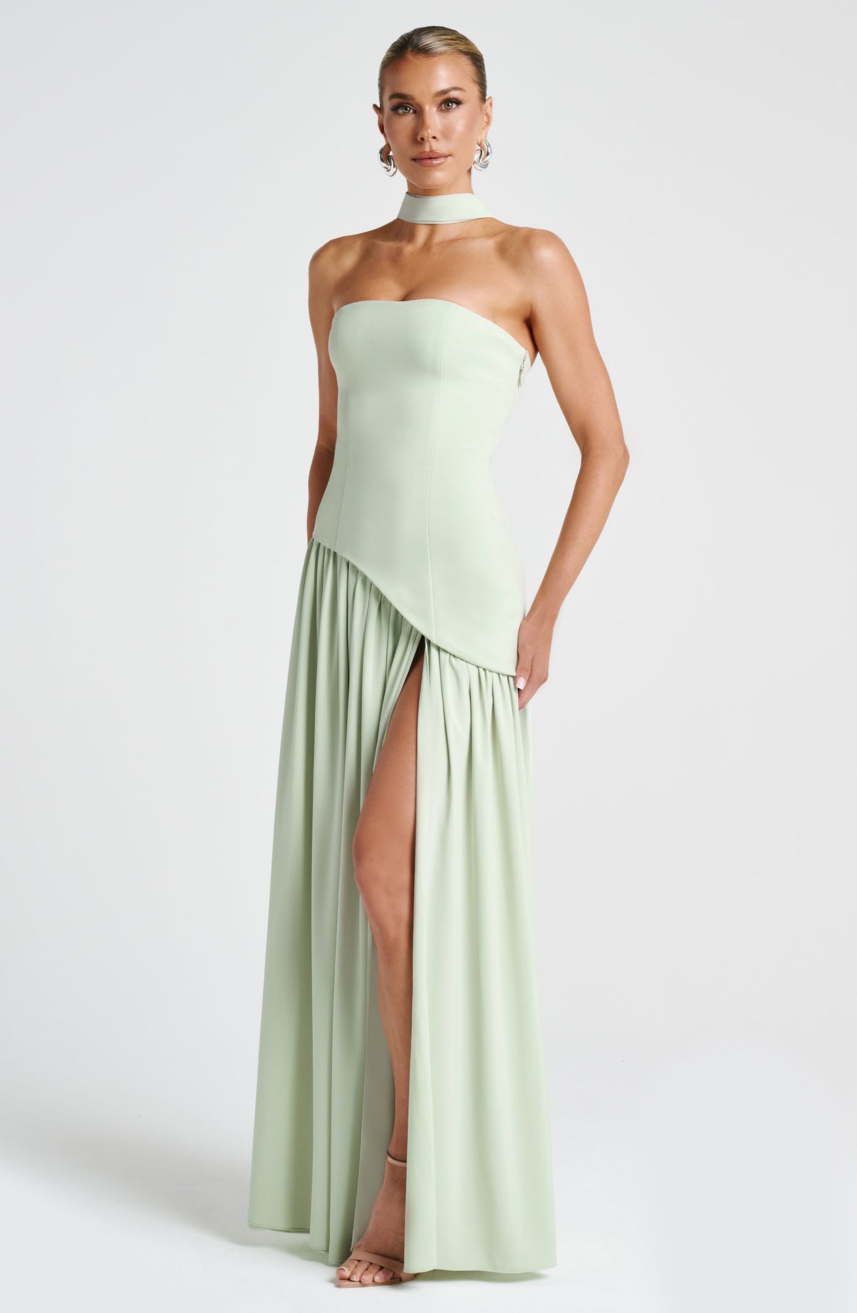 Maliyah | Vestido largo strapless con pañuelo en menta
