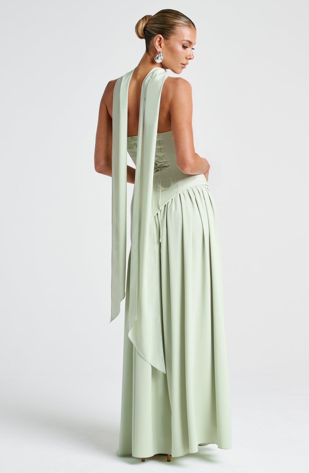 Maliyah | Vestido largo strapless con pañuelo en menta