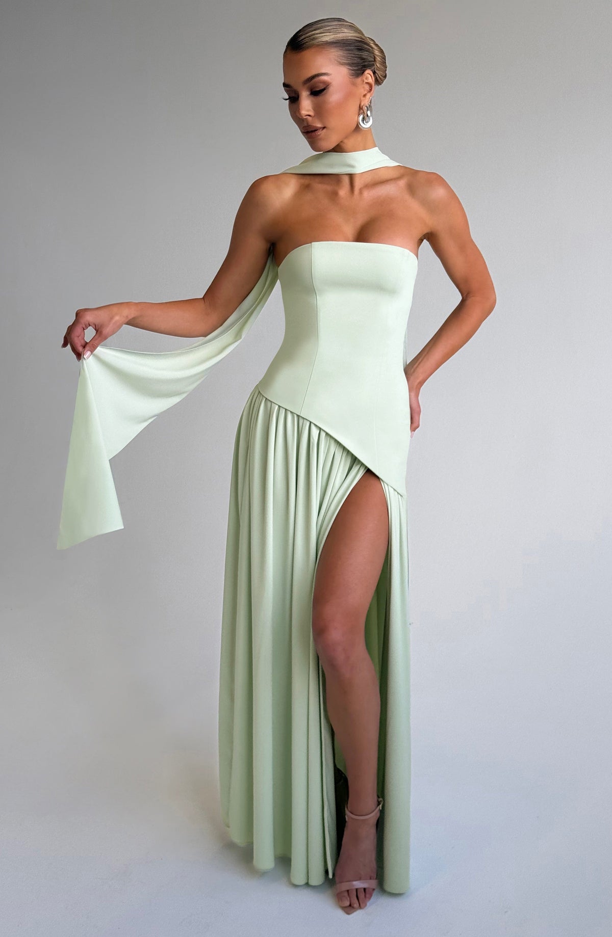 Maliyah | Vestido largo strapless con pañuelo en menta
