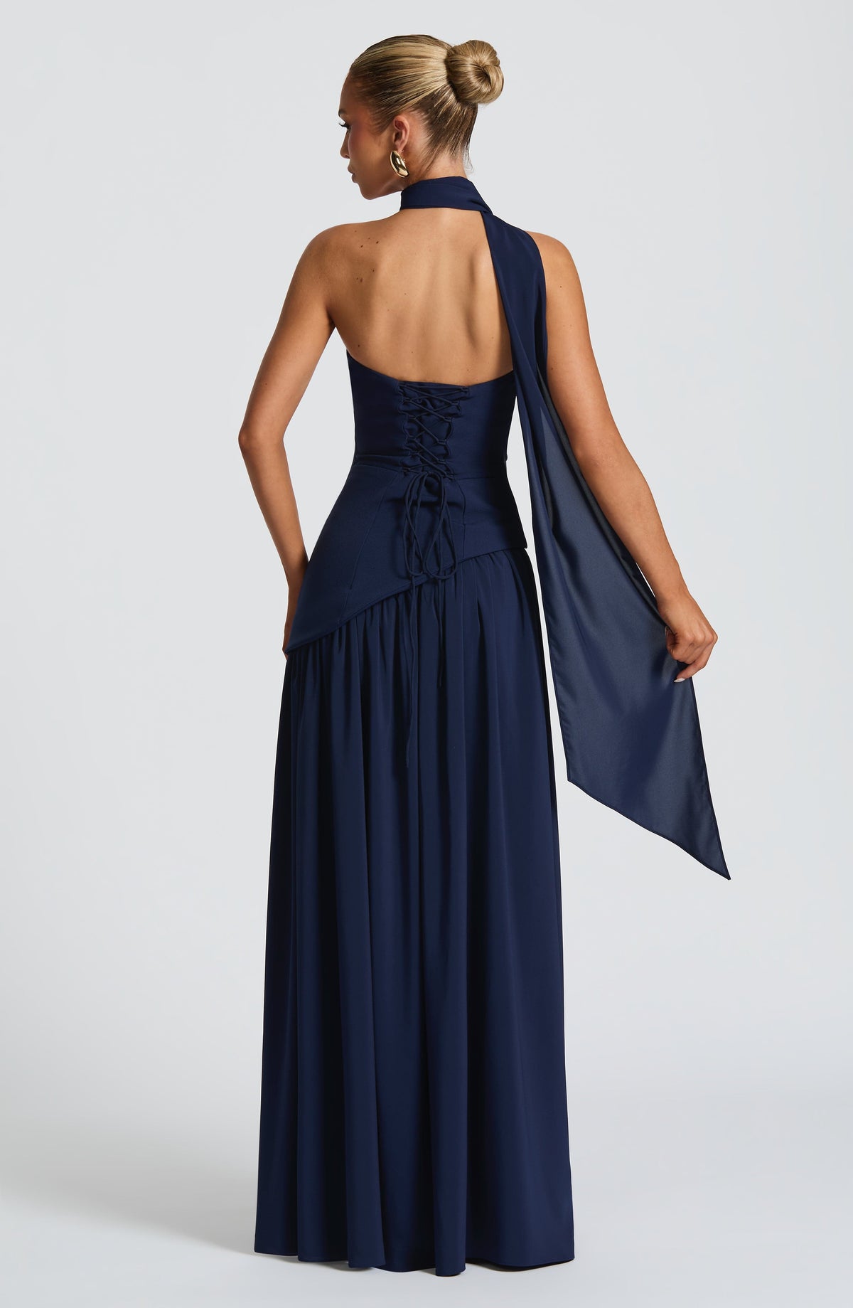 Maliyah | Vestido largo strapless con pañuelo en azul marino