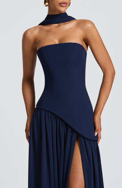 Maliyah | Vestido largo strapless con pañuelo en azul marino