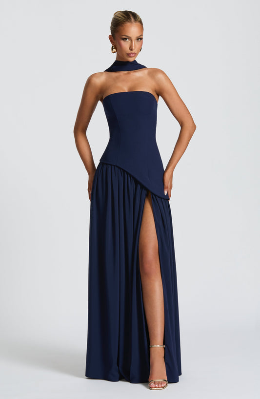 Maliyah | Vestido largo strapless con pañuelo en azul marino