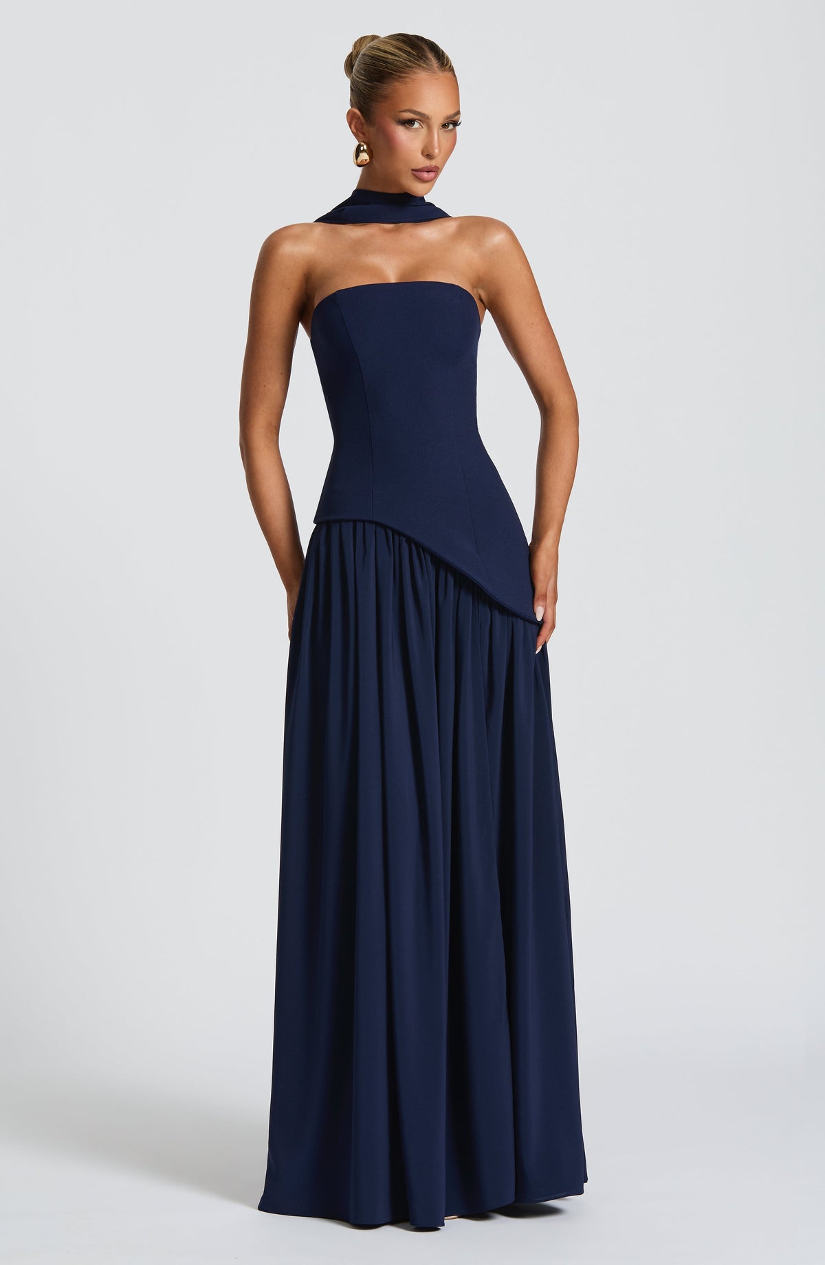 Maliyah | Vestido largo strapless con pañuelo en azul marino