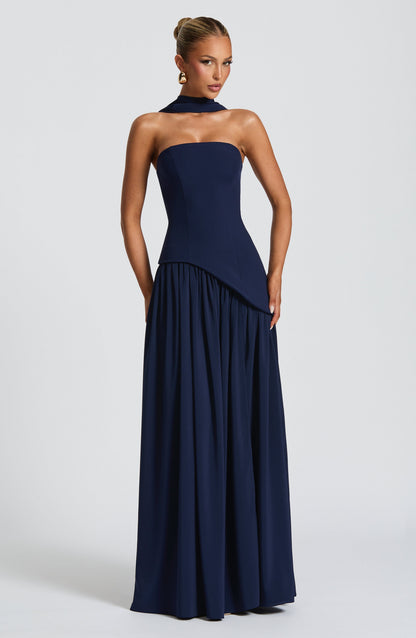 Maliyah | Vestido largo strapless con pañuelo en azul marino