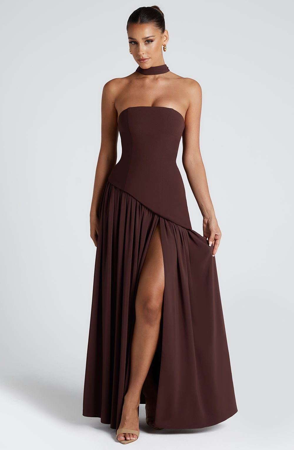 Maliyah | Vestido largo strapless con pañuelo en café