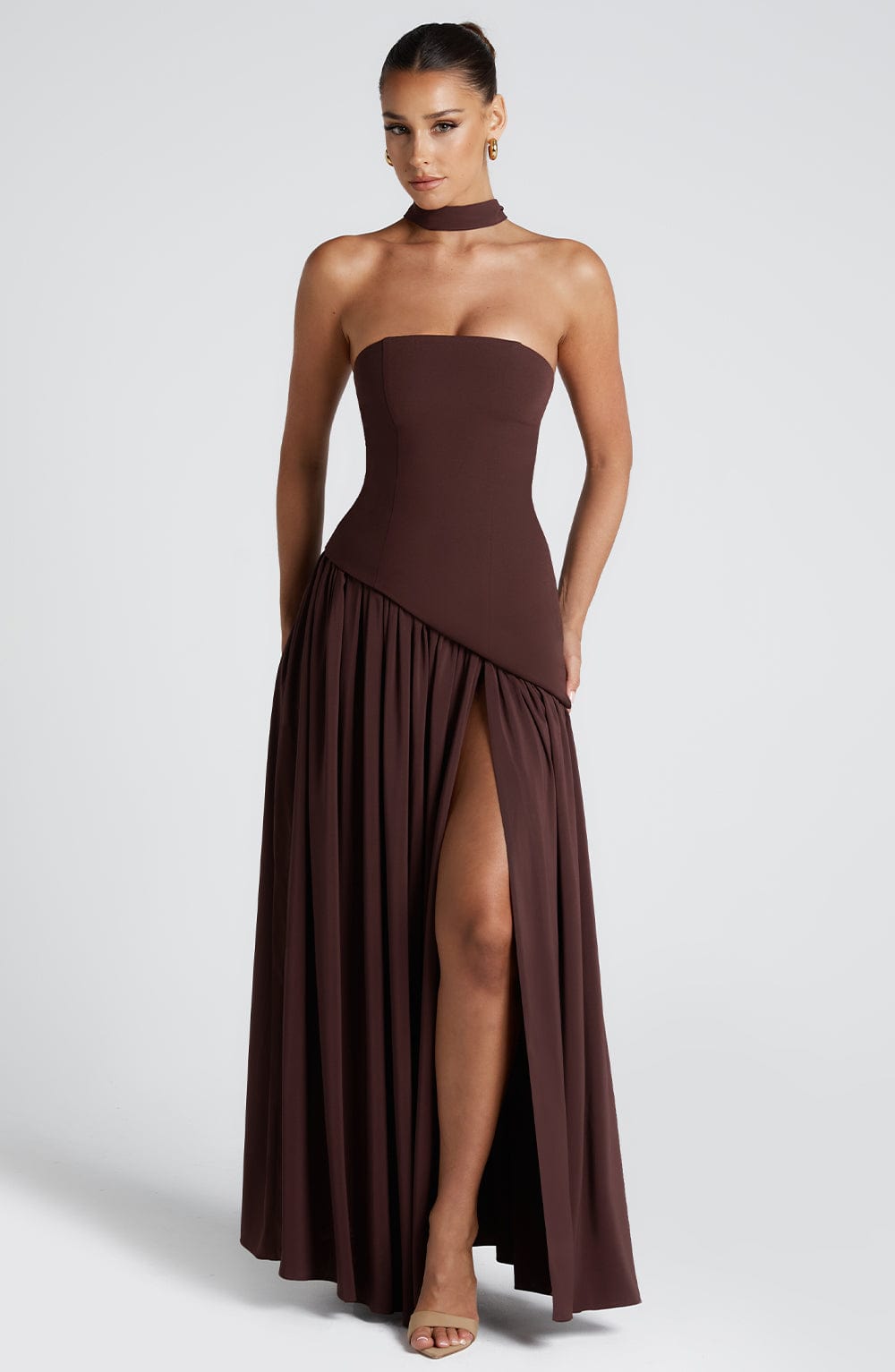 Maliyah | Vestido largo strapless con pañuelo en café