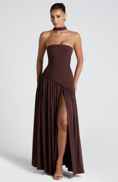 Maliyah | Vestido largo strapless con pañuelo en café