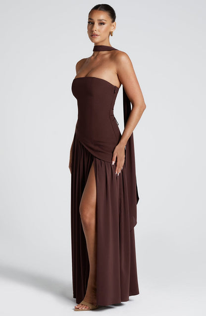 Maliyah | Vestido largo strapless con pañuelo en café