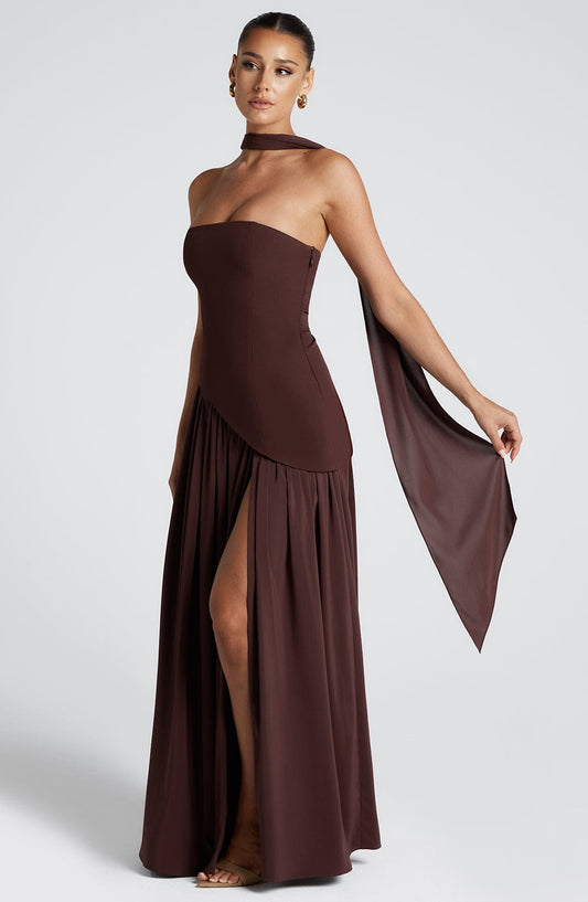 Maliyah | Vestido largo strapless con pañuelo en café