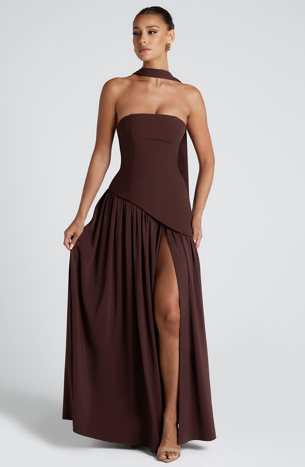 Maliyah | Vestido largo strapless con pañuelo en café