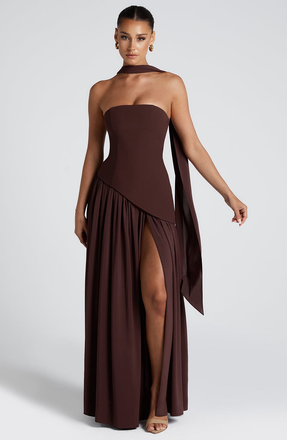 Maliyah | Vestido largo strapless con pañuelo en café