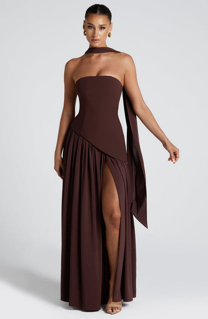 Maliyah | Vestido largo strapless con pañuelo en café