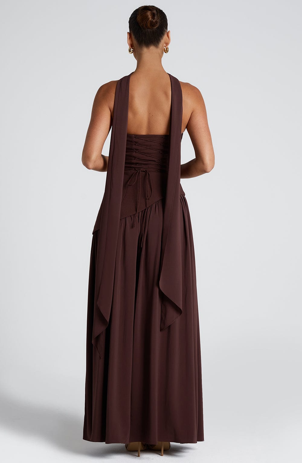 Maliyah | Vestido largo strapless con pañuelo en café