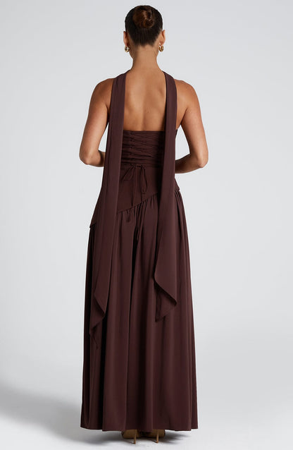 Maliyah | Vestido largo strapless con pañuelo en café