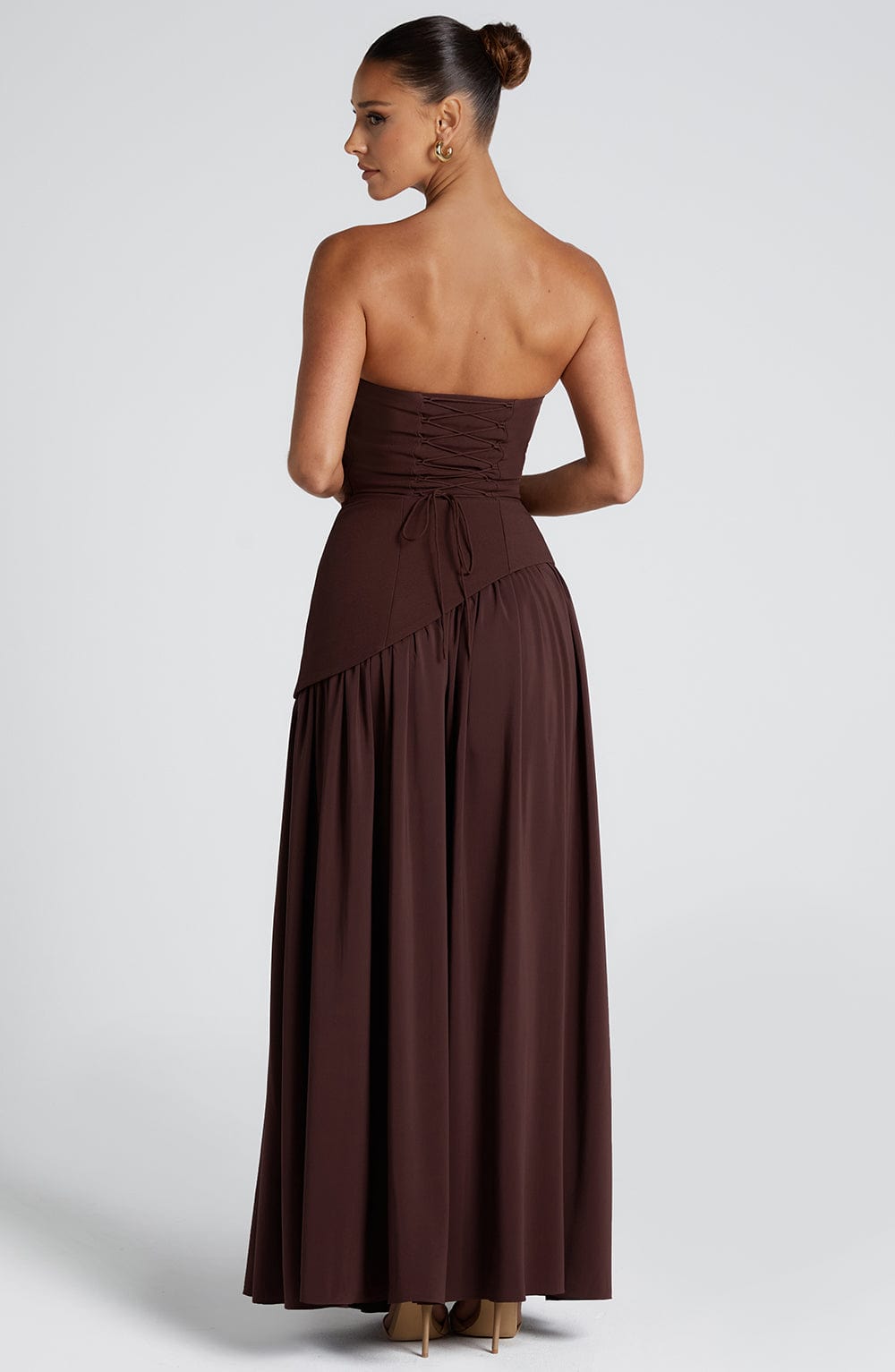 Maliyah | Vestido largo strapless con pañuelo en café