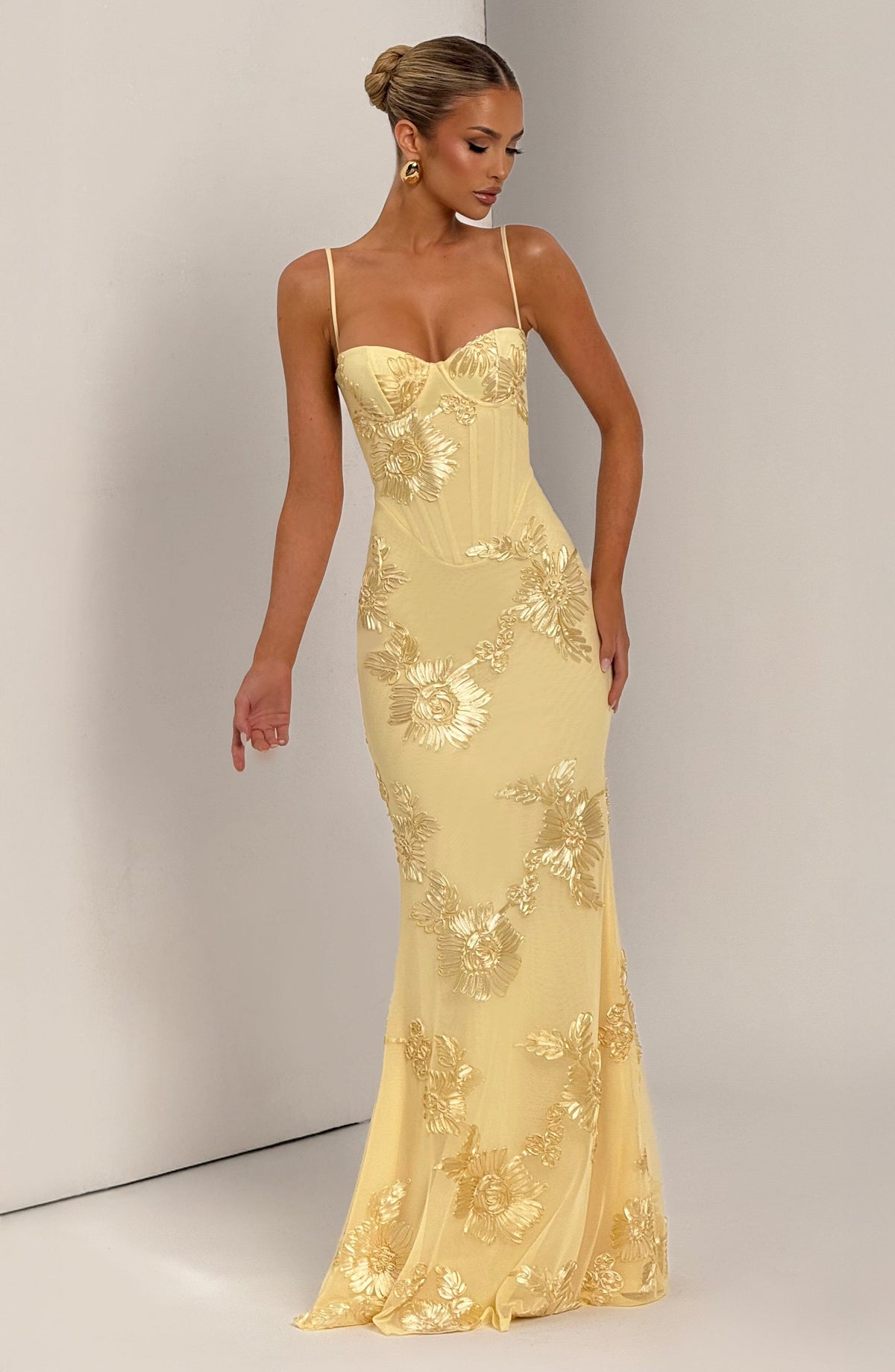 Nancy | Vestido largo de malla floral en amarillo