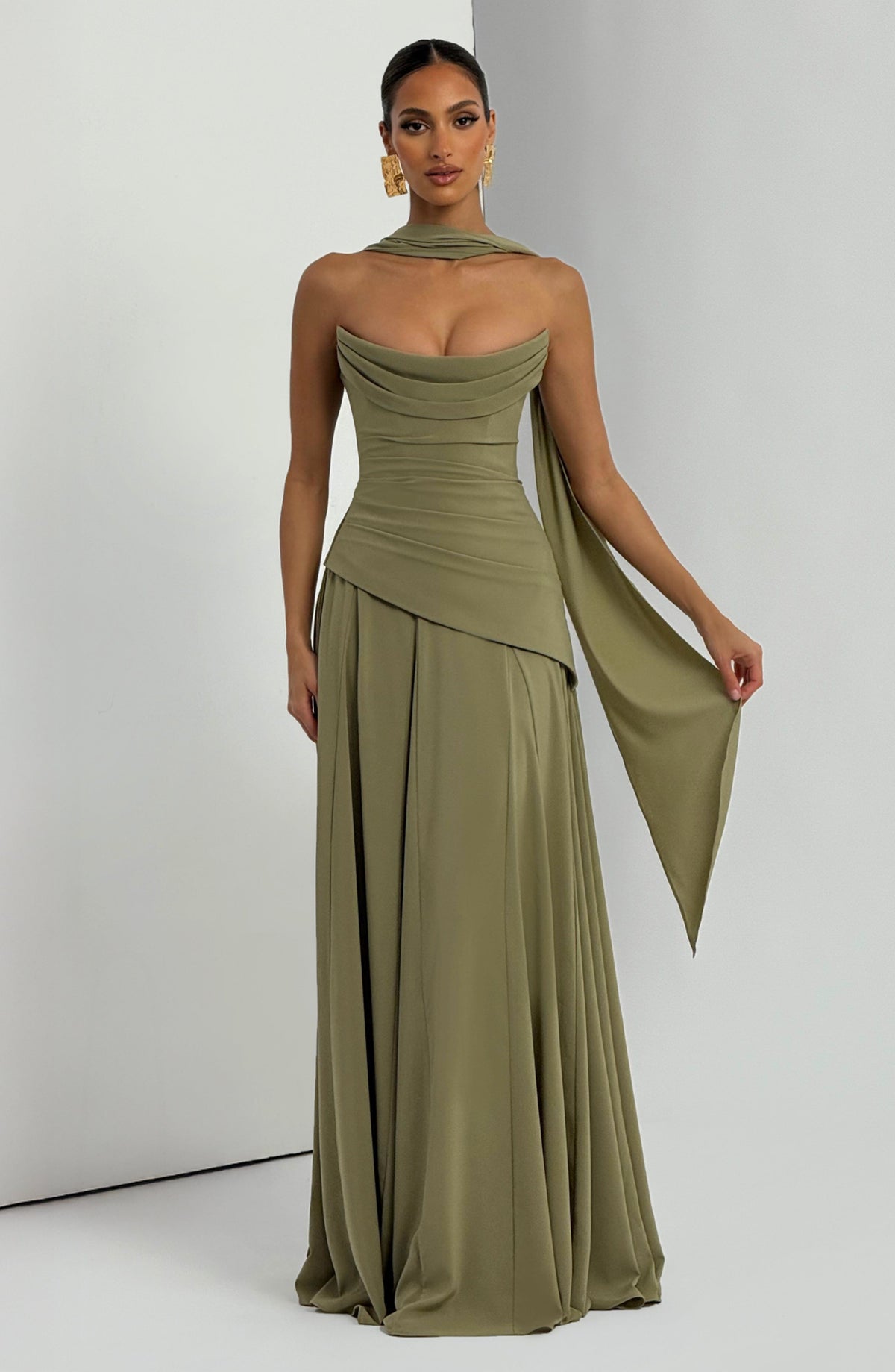Patricia | Vestido largo de gasa con escote drapeado en verde oliva