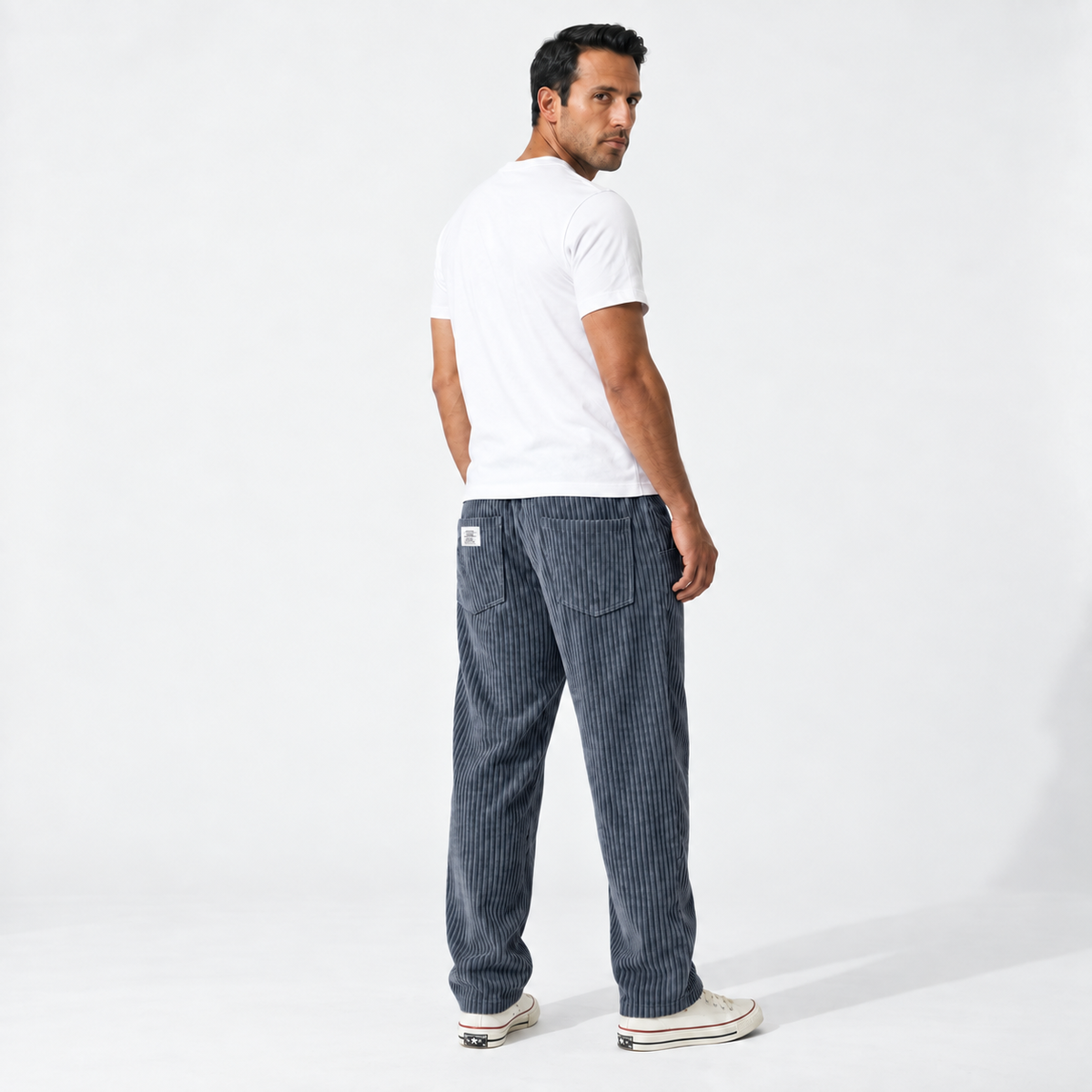 Santiago en azul: pantalón de pana con etiqueta en el bolsillo trasero izquierdo