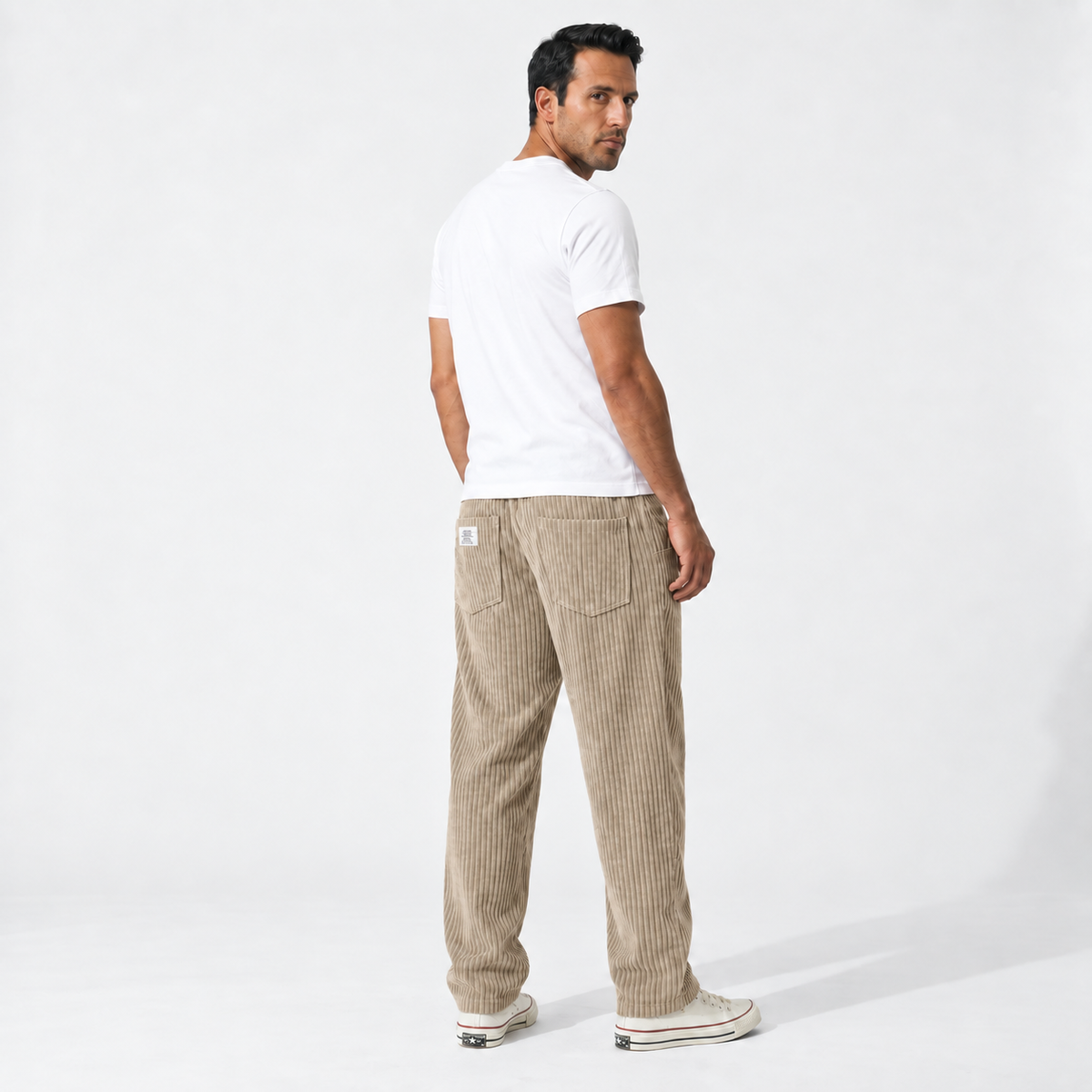 Santiago en beige: pantalón de pana con etiqueta en el bolsillo trasero izquierdo