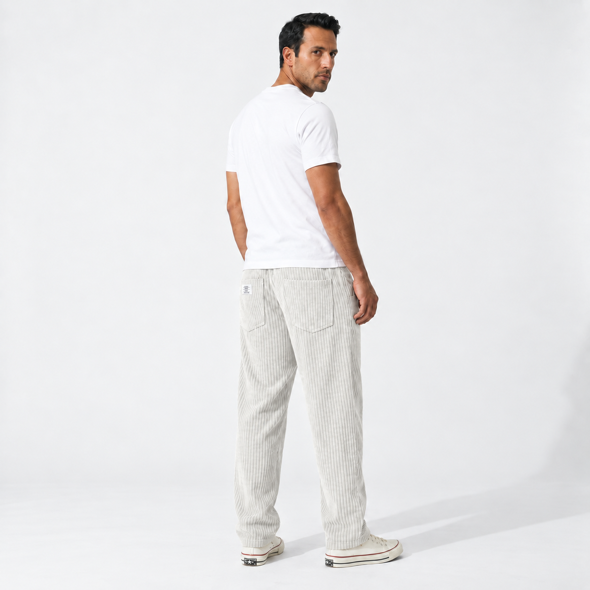 Santiago en blanco: pantalón de pana con etiqueta en el bolsillo trasero izquierdo