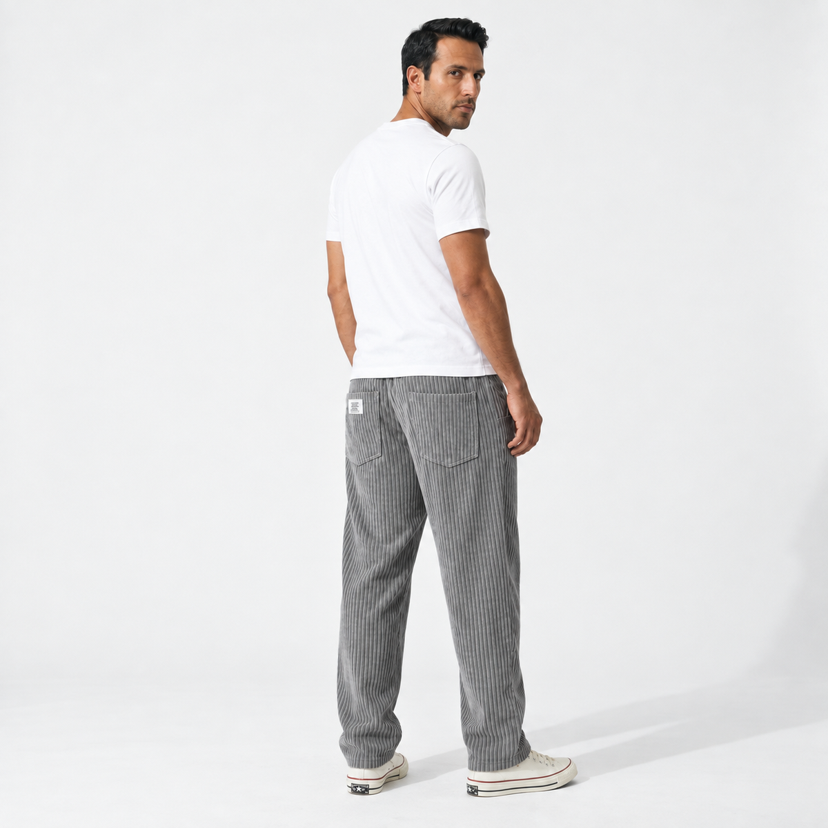 Santiago en gris: pantalón de pana con etiqueta en el bolsillo trasero izquierdo