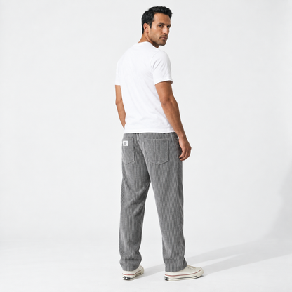 Santiago en gris: pantalón de pana con etiqueta en el bolsillo trasero izquierdo