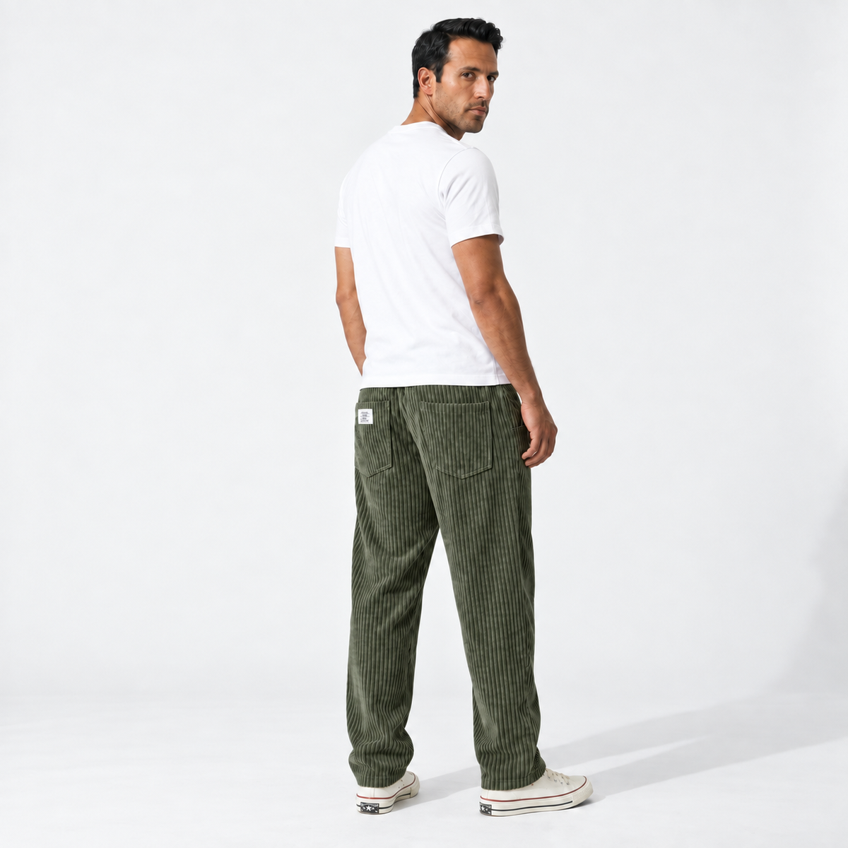 Santiago en verde: pantalón de pana con etiqueta en el bolsillo trasero izquierdo