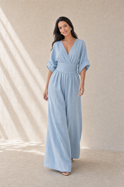 Josefina jumpsuit en azul con modelo Sol Montiel
