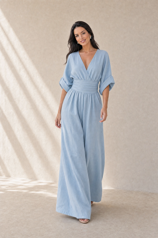 Josefina jumpsuit en azul con modelo Sol Montiel