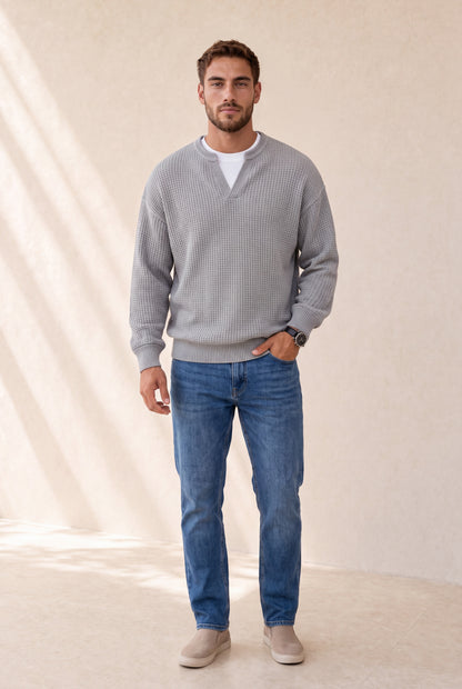 Mateo — suéter gris de punto waffle con cuello de doble capa, con modelo Sol Montiel