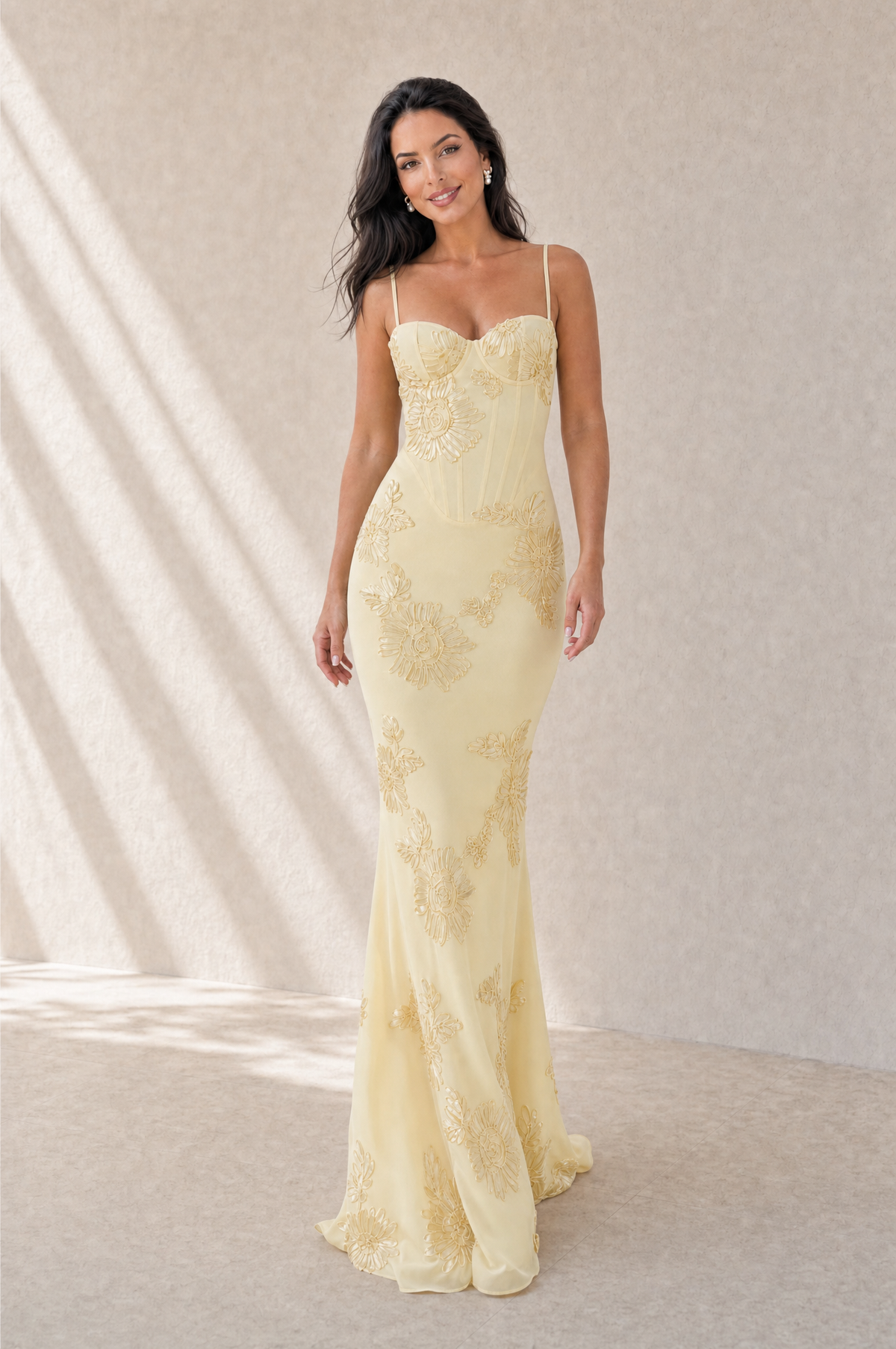 Nancy vestido floral en amarillo con modelo Sol Montiel, pose natural