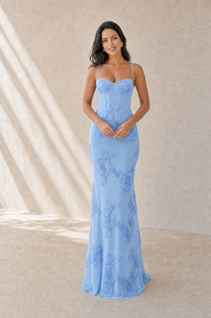 Nancy vestido floral en azul con modelo Sol Montiel, pose natural