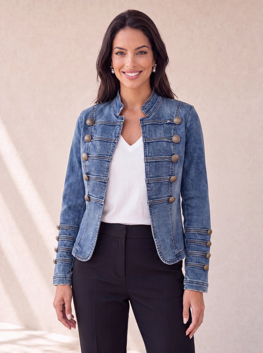 Modelo con chaqueta Valentina de mezclilla azul estilo militar, sobre fondo beige.